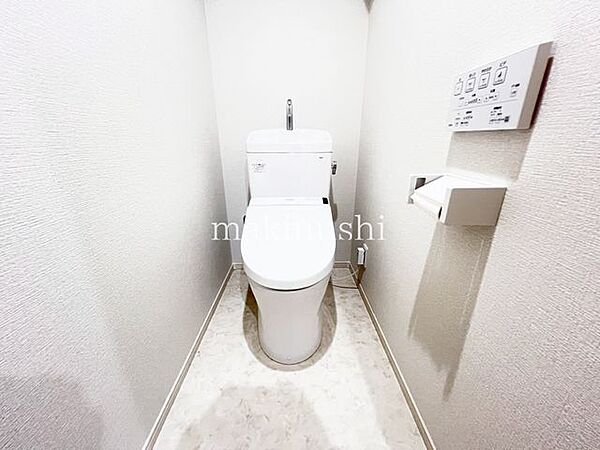 何だか落ち着けるトイレ空間です。トイレは快適な温水洗浄便座付きとなっております。こんな綺麗にお手入れされたトイレは本当に嬉しいです。