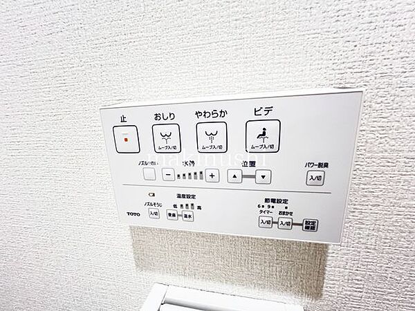 トイレは快適な温水洗浄便座付きとなっております。