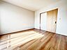 洋室：洋室です。収納付きのお部屋ですのでお片付けも楽ちんです。ベッドを置いて机をおいてテレビをおいてもすっきりとしたお部屋に仕上がります。とても快適なお部屋です。