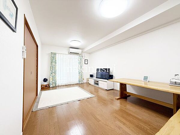 心地よく寛ぐのに充分な広さ、風の揺らぎや陽射しを楽しむことが出来るリビングダイニング！大きな掃き出し窓がございますのでとても明るいリビングとなっております♪解放感あるリビングって本当に落ち着きますね♪