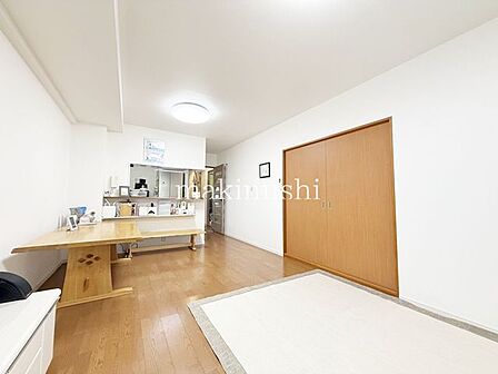 心地よく寛ぐのに充分な広さ、風の揺らぎや陽射しを楽しむことが出来るリビングダイニング！大きな掃き出し窓がございますのでとても明るいリビングとなっております♪解放感あるリビングって本当に落ち着きますね♪