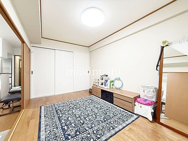 洋室です。フローリングのお部屋となってますのでお掃除やお片付けも楽ちんです。ベッドを置いて机をおいてテレビをおいてもすっきりとしたお部屋に仕上がりそうですね。お好みのレイアウトで毎日をお楽しみ下さい♪