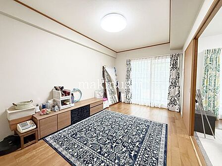 洋室です。フローリングのお部屋となってますのでお掃除やお片付けも楽ちんです。ベッドを置いて机をおいてテレビをおいてもすっきりとしたお部屋に仕上がりそうですね。お好みのレイアウトで毎日をお楽しみ下さい♪