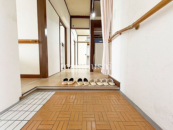 マンションの玄関って結構狭い事が多いのですが、これだけの空間があれば落ち着きますね。