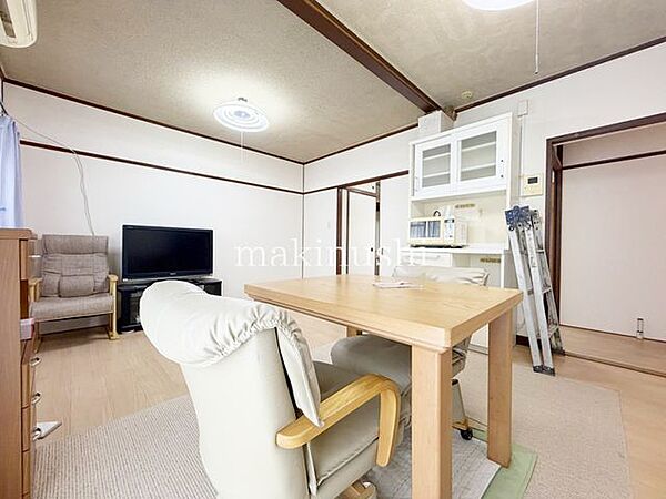 心地よく寛ぐのに充分な広さ、風の揺らぎや陽射しを楽しむことが出来るリビングダイニング！大きな掃き出し窓がございますのでとても明るいリビングとなっております♪解放感あるリビングって本当に落ち着きますね♪