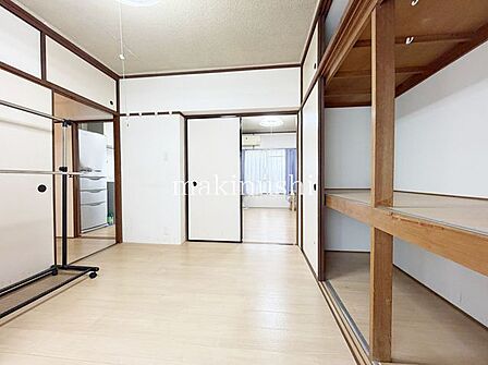 洋室です。フローリング調のお部屋となってますのでお掃除やお片付けも楽ちんです。ベッドを置いて机をおいてテレビをおいてもすっきりとしたお部屋に仕上がりそうですね。お好みのレイアウトで毎日をお楽しみ下さい
