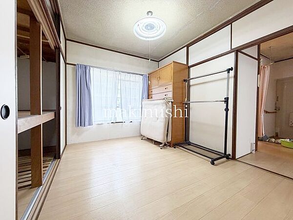 洋室です。フローリング調のお部屋となってますのでお掃除やお片付けも楽ちんです。ベッドを置いて机をおいてテレビをおいてもすっきりとしたお部屋に仕上がりそうですね。お好みのレイアウトで毎日をお楽しみ下さい