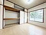 子供部屋：洋室です。フローリング調のお部屋となってますのでお掃除やお片付けも楽ちんです。ベッドを置いて机をおいてテレビをおいてもすっきりとしたお部屋に仕上がりそうですね。お好みのレイアウトで毎日をお楽しみ下さい