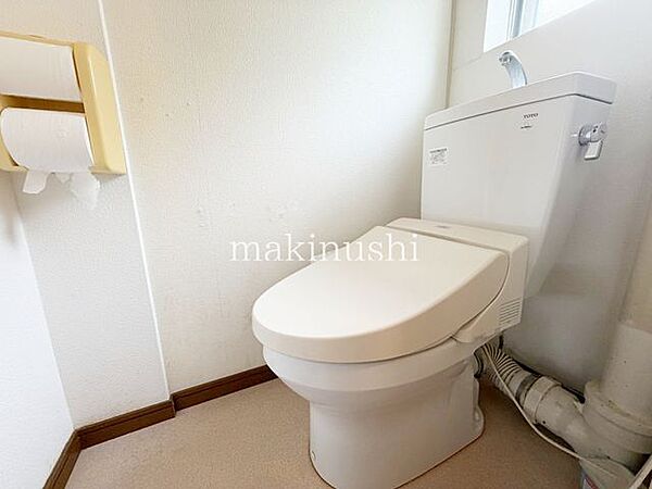何だか落ち着けるトイレ空間です。トイレは快適な温水洗浄便座付きとなっております。こんな綺麗にお手入れされたトイレは本当に嬉しいです。