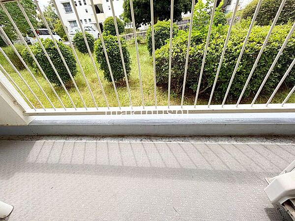 バルコニーです。洗濯物もここに干せばすぐに乾きそうです♪結構な広さがございますので、洗濯物もたっぷり干すことが出来ますね♪風通しの良いバルコニーとなっております。エアコンの室外機を置くのも良いですね。