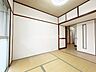 和室：情緒漂う和室。しっとりと落ち着いた雰囲気の和室で気持ちよく寝転がるのも良いものですね。日本に住んでて良かったときっと思えるはずです。