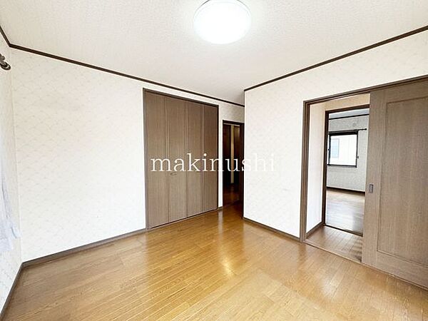 洋室です。フローリングのお部屋となってますのでお掃除やお片付けも楽ちんです。ベッドを置いて机をおいてテレビをおいてもすっきりとしたお部屋に仕上がりそうですね。お好みのレイアウトで毎日をお楽しみ下さい♪
