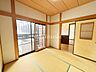 和室：情緒漂う和室。しっとりと落ち着いた雰囲気の和室で気持ちよく寝転がるのも良いものですね。日本に住んでて良かったときっと思えるはずです。