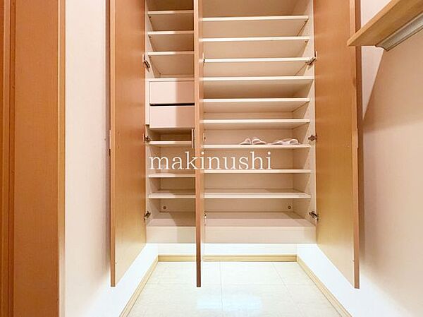 大型シューズＢＯＸ付きの玄関です。これだけの収納力があれば、ご家族4人でも十分にご利用いただけますね。私の家族ならもてあましそうなくらい大きなサイズです。広々とした明るい玄関って本当にいいものですね。