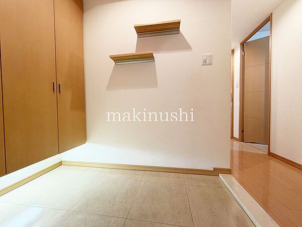 大型シューズＢＯＸ付きの玄関です。これだけの収納力があれば、ご家族4人でも十分にご利用いただけますね。私の家族ならもてあましそうなくらい大きなサイズです。広々とした明るい玄関って本当にいいものですね。
