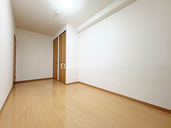 洋室です。フローリングのお部屋となってますのでお掃除やお片付けも楽ちんです。ベッドを置いて机をおいてテレビをおいてもすっきりとしたお部屋に仕上がりそうですね。お好みのレイアウトで毎日をお楽しみ下さい♪