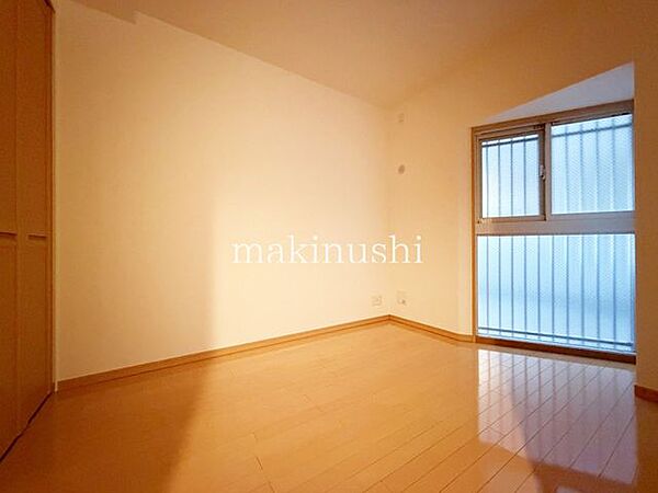 洋室です。フローリングのお部屋となってますのでお掃除やお片付けも楽ちんです。ベッドを置いて机をおいてテレビをおいてもすっきりとしたお部屋に仕上がりそうですね。お好みのレイアウトで毎日をお楽しみ下さい♪