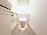 トイレ：何だか落ち着けるトイレ空間です。トイレは快適な温水洗浄便座付きとなっております。こんな綺麗にお手入れされたトイレは本当に嬉しいです。