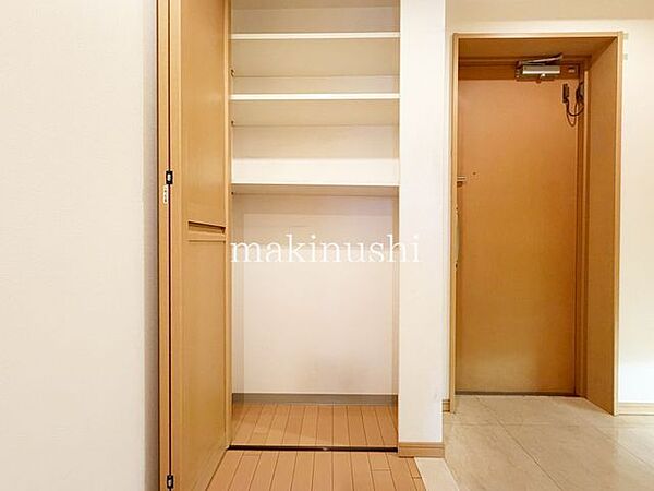 大きな収納スペースです。これだけの広さがあれば、かなりの量のお荷物を収納出来ますね。建具は折れ戸でモダンな空間を演出してくれます。