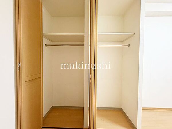 大きな収納スペースです。これだけの広さがあれば、かなりの量のお荷物を収納出来ますね。建具は折れ戸でモダンな空間を演出してくれます。