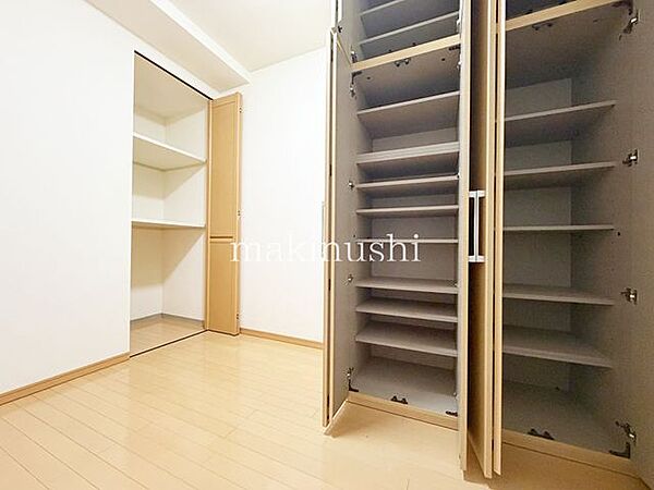 洋室です。フローリングのお部屋となってますのでお掃除やお片付けも楽ちんです。ベッドを置いて机をおいてテレビをおいてもすっきりとしたお部屋に仕上がりそうですね。お好みのレイアウトで毎日をお楽しみ下さい♪