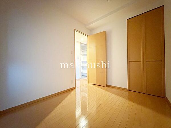 洋室です。フローリングのお部屋となってますのでお掃除やお片付けも楽ちんです。ベッドを置いて机をおいてテレビをおいてもすっきりとしたお部屋に仕上がりそうですね。お好みのレイアウトで毎日をお楽しみ下さい♪