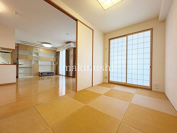 情緒漂う和室。しっとりと落ち着いた雰囲気の和室で気持ちよく寝転がるのも良いものですね。日本に住んでて良かったときっと思えるはずです。