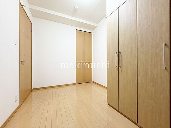 洋室です。フローリングのお部屋となってますのでお掃除やお片付けも楽ちんです。ベッドを置いて机をおいてテレビをおいてもすっきりとしたお部屋に仕上がりそうですね。お好みのレイアウトで毎日をお楽しみ下さい♪