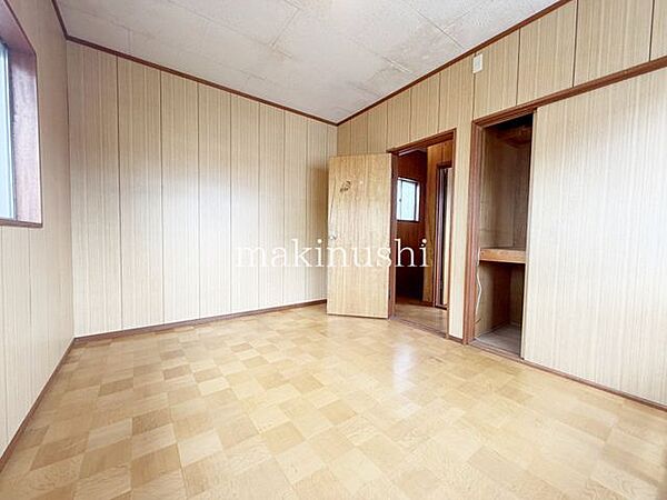 洋室です。板張りのお部屋となってますのでお掃除やお片付けも楽ちんです。ベッドを置いて机をおいてテレビをおいてもすっきりとしたお部屋に仕上がりそうですね。お好みのレイアウトで毎日をお楽しみ下さい♪