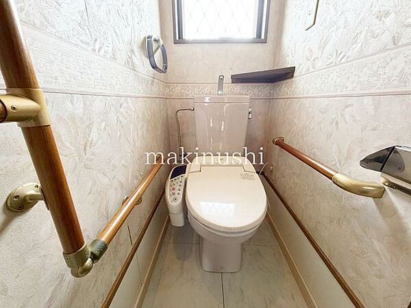 何だか落ち着けるトイレ空間です。トイレは快適な温水洗浄便座付きとなっております。こんな綺麗にお手入れされたトイレは本当に嬉しいです。