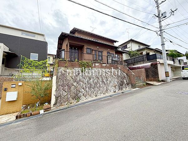 ■前面道路6.0ｍ。駐車場付きの一戸建てです■土地63.56坪■立延28.30坪■1階に和室が2つございます■お庭付きのお家■バス停まで徒歩2分♪■いつでもご見学可能となっております。ぜひご見学下さい