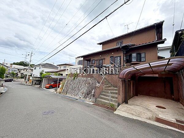 ■前面道路6.0ｍ。駐車場付きの一戸建てです■土地63.56坪■立延28.30坪■1階に和室が2つございます■お庭付きのお家■バス停まで徒歩2分♪■いつでもご見学可能となっております。ぜひご見学下さい