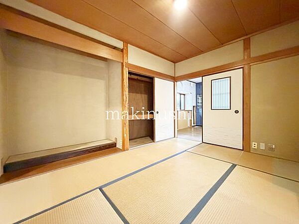 情緒漂う和室。しっとりと落ち着いた雰囲気の和室で気持ちよく寝転がるのも良いものですね。日本に住んでて良かったときっと思えるはずです。