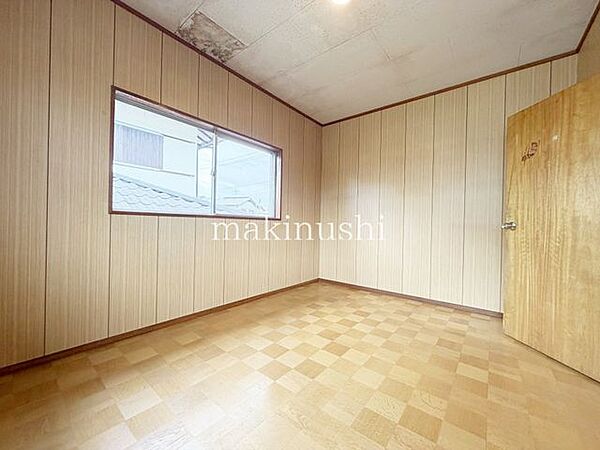 洋室です。板張りのお部屋となってますのでお掃除やお片付けも楽ちんです。ベッドを置いて机をおいてテレビをおいてもすっきりとしたお部屋に仕上がりそうですね。お好みのレイアウトで毎日をお楽しみ下さい♪