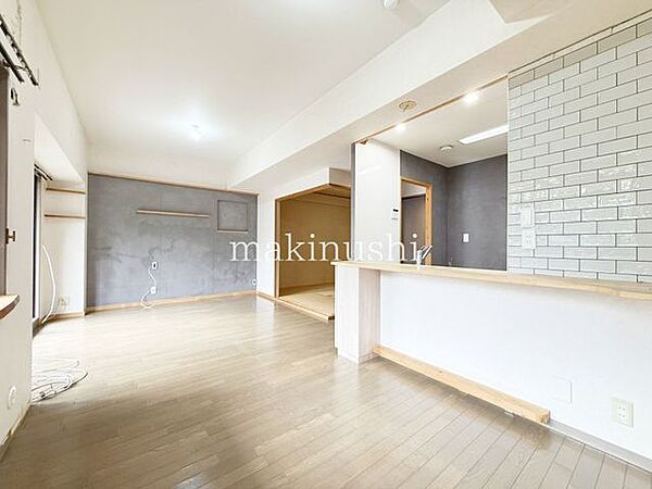 心地よく寛ぐのに充分な広さ、風の揺らぎや陽射しを楽しむことが出来るリビングダイニング！大きな掃き出し窓がございますのでとても明るいリビングとなっております♪解放感あるリビングって本当に落ち着きますね♪