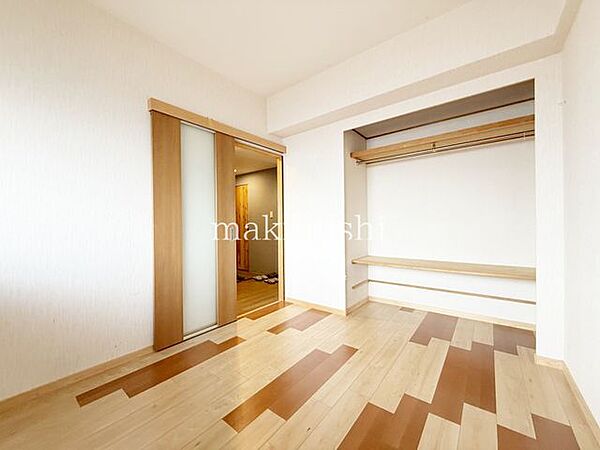 洋室です。フローリングのお部屋となってますのでお掃除やお片付けも楽ちんです。ベッドを置いて机をおいてテレビをおいてもすっきりとしたお部屋に仕上がりそうですね。お好みのレイアウトで毎日をお楽しみ下さい♪