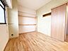 子供部屋：洋室です。フローリングのお部屋となってますのでお掃除やお片付けも楽ちんです。ベッドを置いて机をおいてテレビをおいてもすっきりとしたお部屋に仕上がりそうですね。お好みのレイアウトで毎日をお楽しみ下さい♪