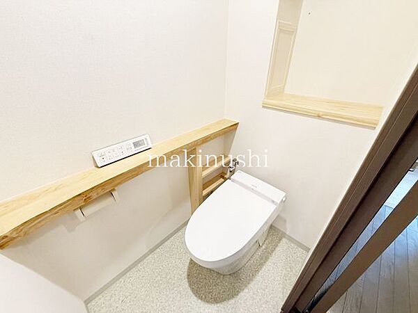何だか落ち着けるトイレ空間です。トイレは快適な温水洗浄便座付きとなっております。こんな綺麗にお手入れされたトイレは本当に嬉しいです。