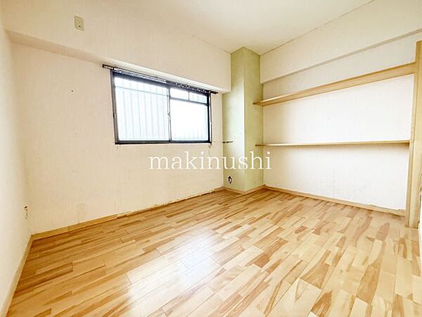 洋室です。フローリングのお部屋となってますのでお掃除やお片付けも楽ちんです。ベッドを置いて机をおいてテレビをおいてもすっきりとしたお部屋に仕上がりそうですね。お好みのレイアウトで毎日をお楽しみ下さい♪