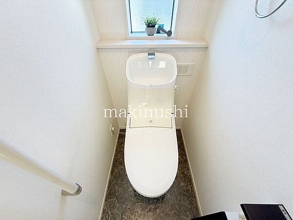 トイレは1、2階にございますので、朝の混雑時でも安心してご使用することが出来ます。便座は温水洗浄付き便座となってますので毎日清潔に快適にお使いいただけます。とっても落ち着けるトイレ空間となっています。