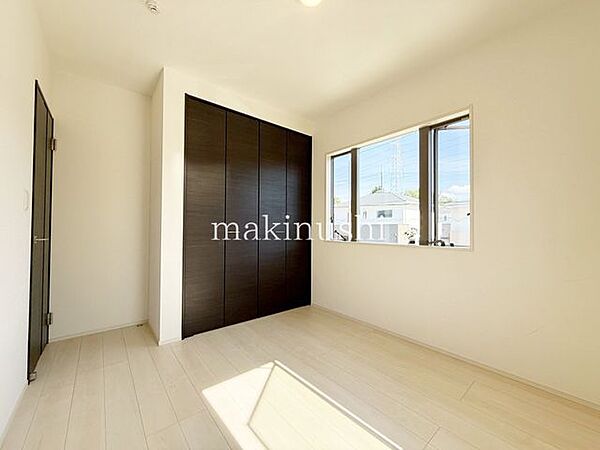 洋室です。フローリングのお部屋となってますのでお掃除やお片付けも楽ちんです。ベッドを置いて机をおいてテレビをおいてもすっきりとしたお部屋に仕上がりそうですね。お好みのレイアウトで毎日をお楽しみ下さい♪