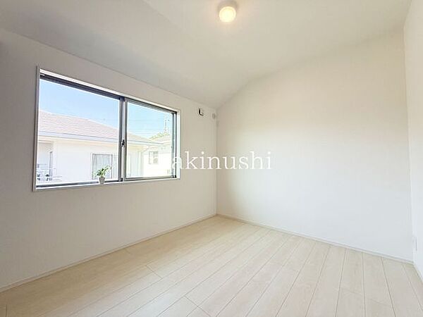 洋室です。フローリングのお部屋となってますのでお掃除やお片付けも楽ちんです。ベッドを置いて机をおいてテレビをおいてもすっきりとしたお部屋に仕上がりそうですね。お好みのレイアウトで毎日をお楽しみ下さい♪