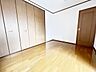 子供部屋：洋室です。収納付きのお部屋ですのでお片付けも楽ちんです。ベッドを置いて机をおいてテレビをおいてもすっきりとしたお部屋に仕上がります。とても快適なお部屋です。
