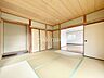 和室：情緒漂う和室。しっとりと落ち着いた雰囲気の和室で気持ちよく寝転がるのも良いものですね。和室はそのまま座ったり寝転んだり出来ますのでとても落ち着きますね。日本に住んでて良かったときっと思えるはずです♪。