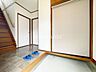 玄関：広々とした玄関です。光が入ってきてとても明るい玄関です。朝の通勤や通学の時に明るい玄関だと元気が出ます。