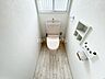 トイレ：何だか落ち着けるトイレ空間です。トイレは快適な温水洗浄便座付きとなっております。こんな綺麗にお手入れされたトイレは本当に嬉しいです。
