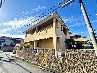 外観:■土地約128坪の邸宅■駐車5台可能■庭付き一戸建て■LDK広々23.5帖♪床暖房付きのお家■お風呂の窓から眺めることのできる坪庭がございます■愛車を守る電動シャッター付きガレージ■ぜひご見学下さい■ 外観:■土地約128坪の邸宅■駐車5台可能■庭付き一戸建て■LDK広々23.5帖♪床暖房付きのお家■お風呂の窓から眺めることのできる坪庭がございます■愛車を守る電動シャッター付きガレージ■ぜひご見学下さい■