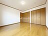 室内：洋室です。フローリングのお部屋となってますのでお掃除やお片付けも楽ちんです。ベッドを置いて机をおいてテレビをおいてもすっきりとしたお部屋に仕上がりそうですね。お好みのレイアウトで毎日をお楽しみ下さい♪