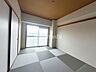 和室：和室　約6.0帖【二間続きの和室】2つの和室をつなげて広々と使える、ゆとりのある空間です。家族のくつろぎスペースとしてはもちろん、来客時には客間としても活用。用途に合わせて柔軟に使える便利な和室♪
