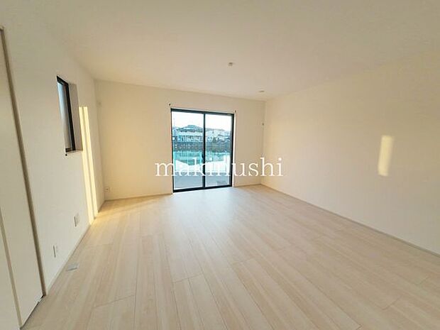 リビング約16.2帖の対面キッチンです主婦に優しい水回りが一ヶ所に!!是非、現地にてご覧下さい